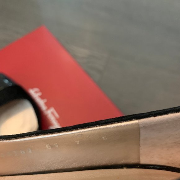 SALVATORE FERRAGAMO POINTY SUEDE PUMPS SIZE 7 C - Picture 12 of 14